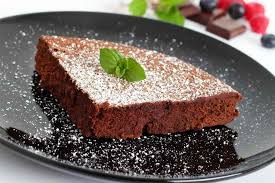 fondant chocolat assiette noir recouvert sucre glace