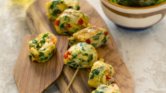petits bouts omelette herbes planche bois